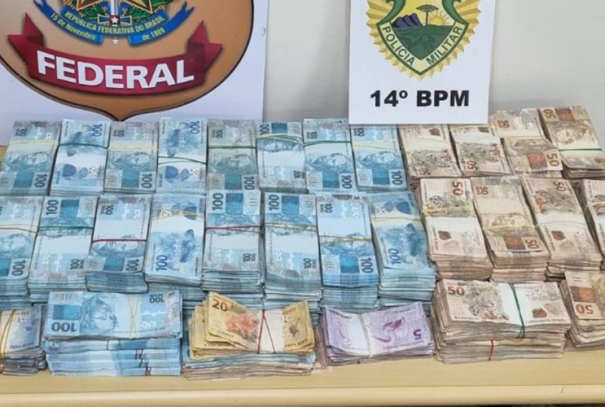policia-flagra-tres-homens-fugindo-de-casa-com-r24-12C2-milhao-no-parana3A-o-que-se-sabe-ate-agora