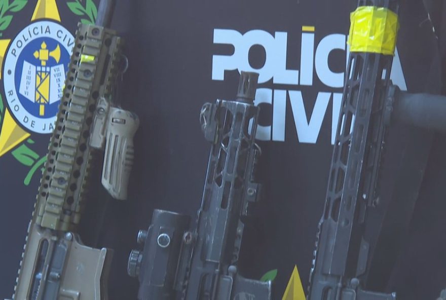 policia-impede-ataque-entre-grupos-na-zona-oeste-e-apreende-5-fuzis policia-impede-ataque-entre-grupos-na-zona-oeste-e-apreende-5-fuzis
