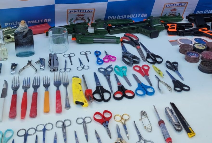 policia-militar-apreende-66-objetos-cortantes-no-acesso-ao-cordao-do-bola-preta-no-rio policia-militar-apreende-66-objetos-cortantes-no-acesso-ao-cordao-do-bola-preta-no-rio