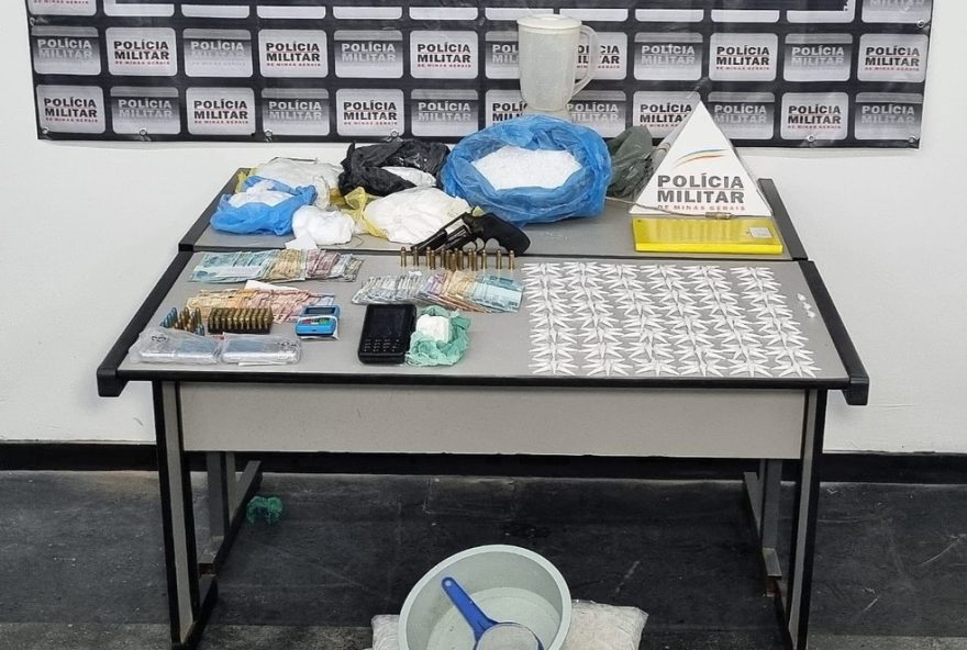 policia-militar-apreende-8-kg-de-cocaina-em-passos2C-mg3A-suspeito-e-preso-com-arma-e-dinheiro