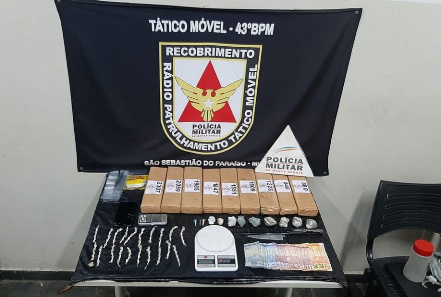 policia-militar-apreende-9-kg-de-maconha-e-100-pedras-de-crack-em-sao-sebastiao-do-paraiso2C-mg3A-dois-jovens-sao-presos