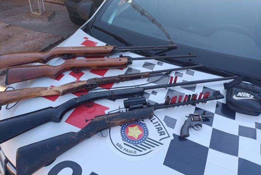 policia-militar-apreende-armas-em-assentamento-de-teodoro-sampaio3A-mulher-informa-que-pertenciam-ao-marido