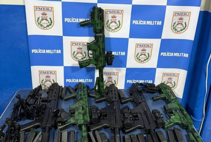 policia-militar-apreende-arsenal-na-rodoviaria-novo-rio3A-6-carabinas2C-21-carregadores-e-5-lunetas
