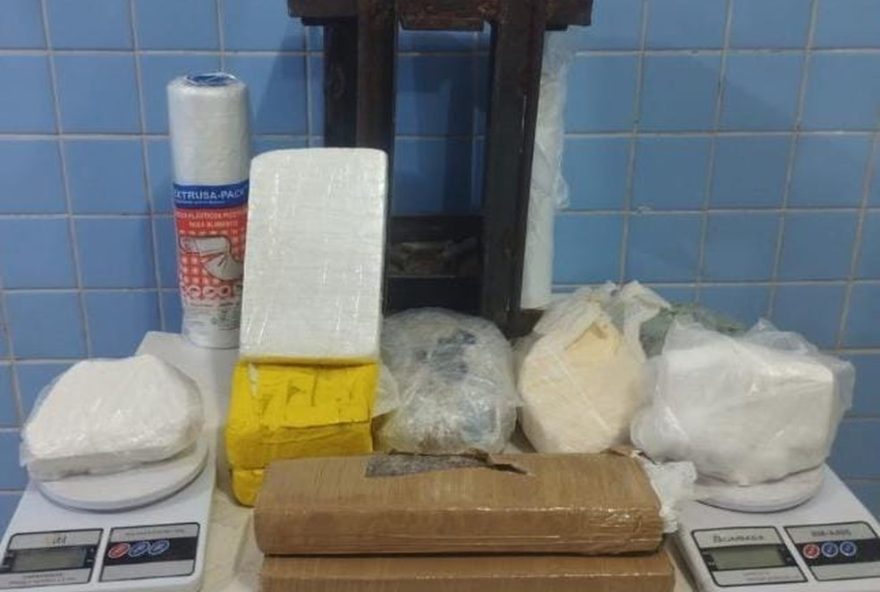 policia-militar-apreende-drogas-em-petrolina3A-62C13-kg-de-cocaina-e-12C61-kg-de-maconha-em-deposito-clandestino