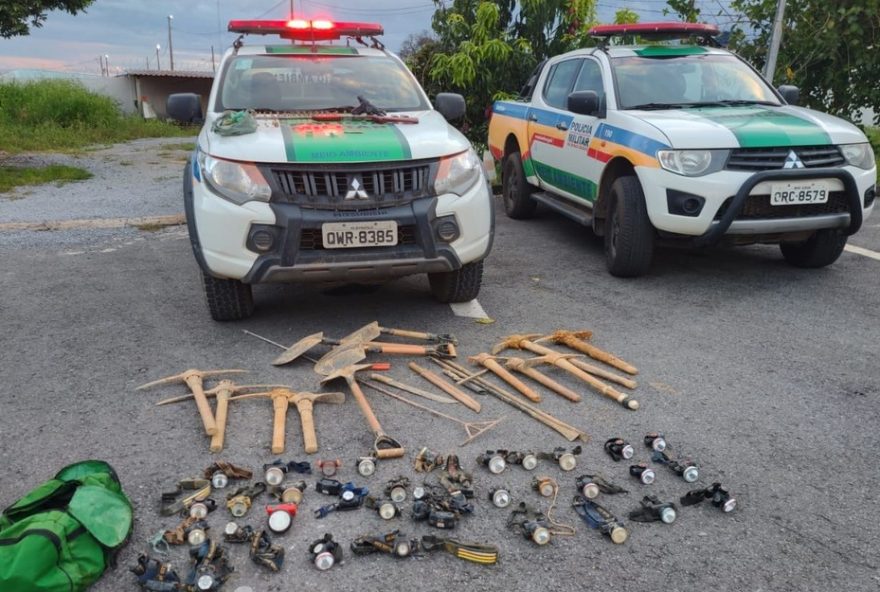 policia-militar-de-meio-ambiente-prende-10-pessoas-em-garimpo-ilegal-em-arcos3A-multa-de-quase-r241-milhao-e-apreensao-de-armas-e-gemas