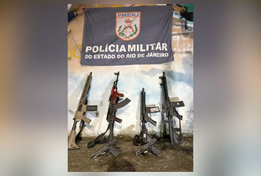 policia-militar-do-rio-apreende-fuzis-e-pistolas-em-operacao-no-morro-do-juramento