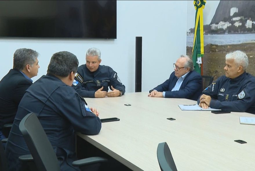 policia-militar-e-empresas-de-onibus-unem-esforcos-contra-barricadas-no-rio-de-janeiro