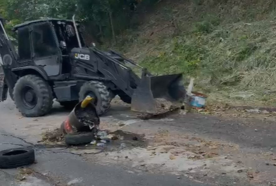 policia-militar-remove-barricadas-no-morro-do-dende-para-ampliar-seguranca-e-acesso-aos-moradores-da-ilha-do-governador2C-rio-de-janeiro policia-militar-remove-barricadas-no-morro-do-dende-para-ampliar-seguranca-e-acesso-aos-moradores-da-ilha-do-governador2C-rio-de-janeiro