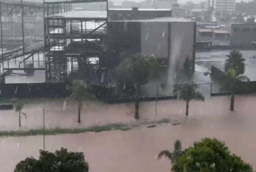 policia-militar-resgata-familia-de-carro-ilhado-em-suzano-durante-enchente policia-militar-resgata-familia-de-carro-ilhado-em-suzano-durante-enchente