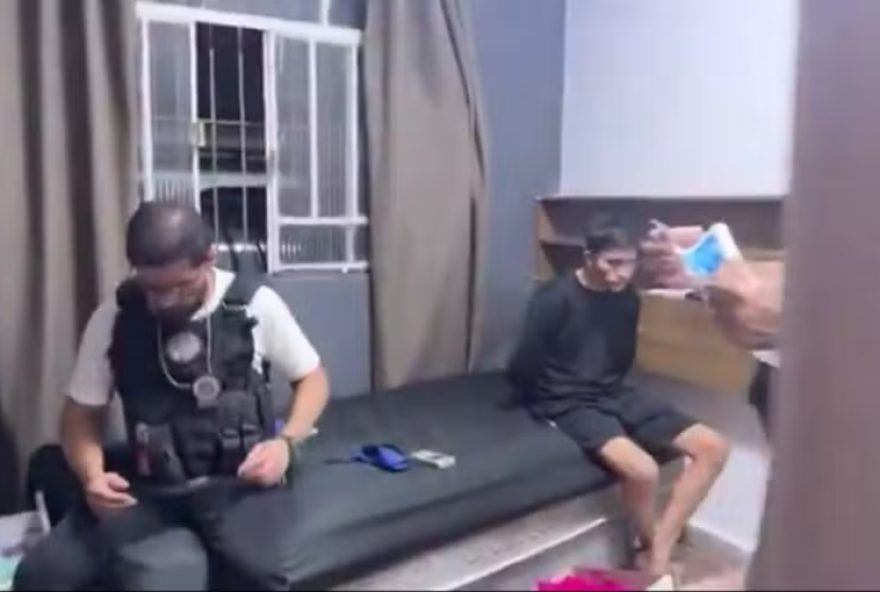 policia-prende-dois-suspeitos-de-invadir-e-assaltar-casa-de-ex-mulher-de-bolsonaro
