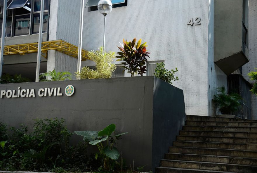 policia-prende-suspeito-da-22tropa-do-iphone22-durante-carnaval3A-medidas-de-seguranca-sao-essenciais policia-prende-suspeito-da-22tropa-do-iphone22-durante-carnaval3A-medidas-de-seguranca-sao-essenciais