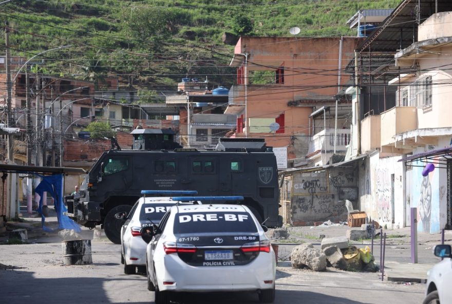 policia-resgata-mototaxista-confundido-com-miliciano-apos-tortura-na-vila-kennedy-no-rio-de-janeiro