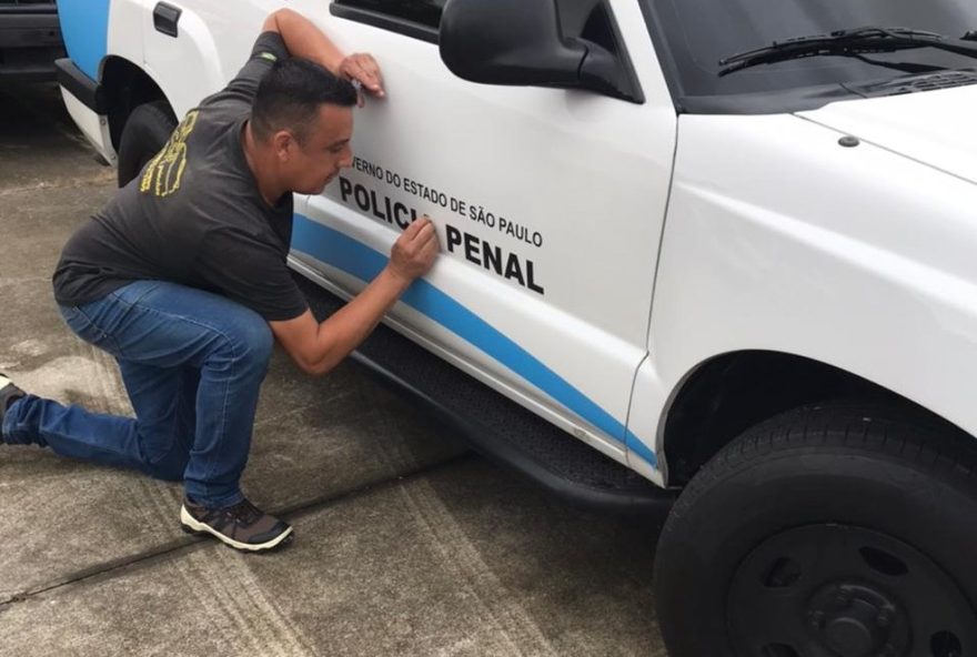 policia-retira-adesivos-de-viaturas-falsas-utilizadas-em-serie-em-tremembe-sp-e-libera-carros-apos-pericia