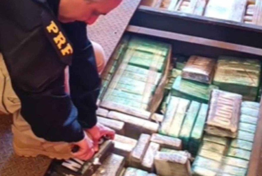 policia-rodoviaria-federal-apreende-quase-300-kg-de-drogas-em-fundo-falso-em-mg