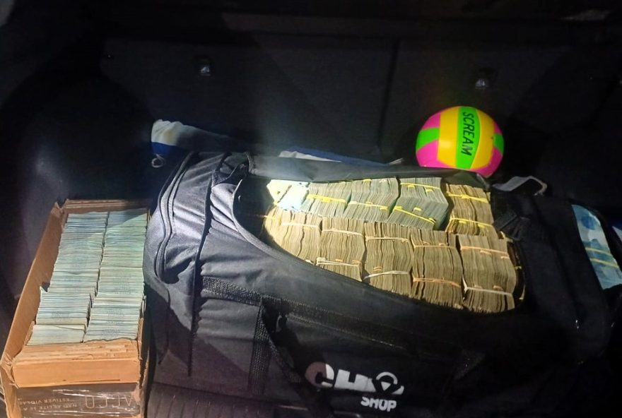 policia-rodoviaria-federal-encontra-r24-2-milhoes-em-carro-na-br-101-em-araquari policia-rodoviaria-federal-encontra-r24-2-milhoes-em-carro-na-br-101-em-araquari