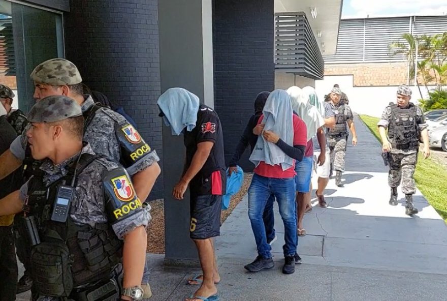 policiais-acusados-pela-chacina-no-ramal-agua-branca-retornam-a-pmam-sem-porte-de-armas3A-veja-detalhes policiais-acusados-pela-chacina-no-ramal-agua-branca-retornam-a-pmam-sem-porte-de-armas3A-veja-detalhes