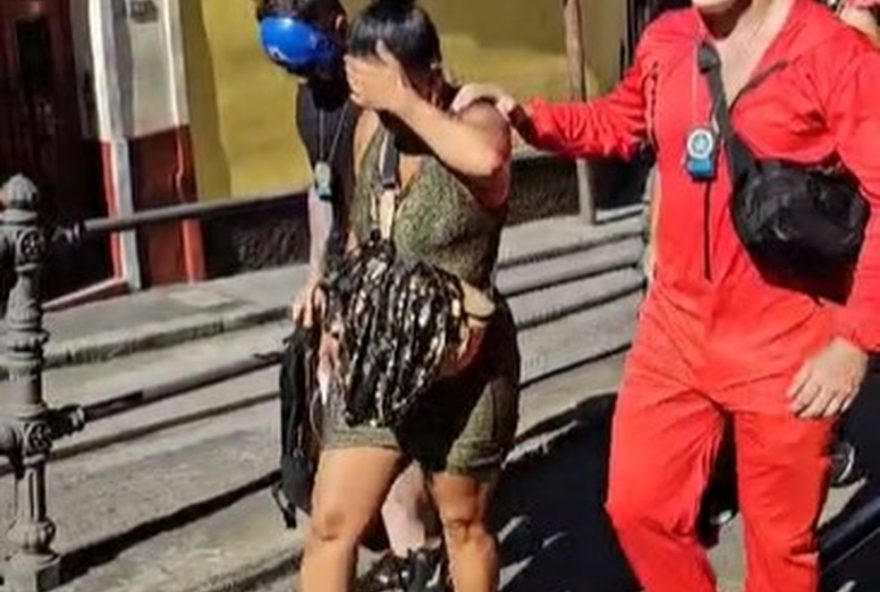 policiais-civis-disfarcados-prendem-dupla-suspeita-de-furtar-celulares-no-carnaval-de-santa-teresa3A-operacao-bem-sucedida policiais-civis-disfarcados-prendem-dupla-suspeita-de-furtar-celulares-no-carnaval-de-santa-teresa3A-operacao-bem-sucedida