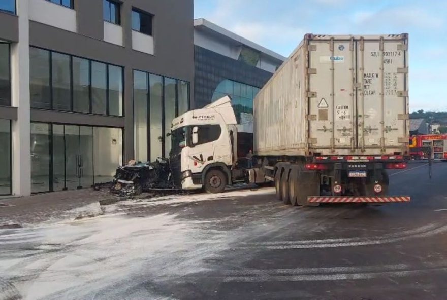 policiais-civis-ficam-feridos-apos-viatura-colidir-com-carreta-no-parana