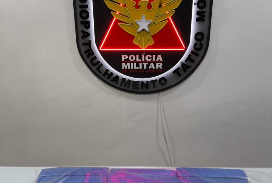 policiais-de-governador-valadares-prendem-homem-recebendo-mochila-com-12-barras-de-maconha