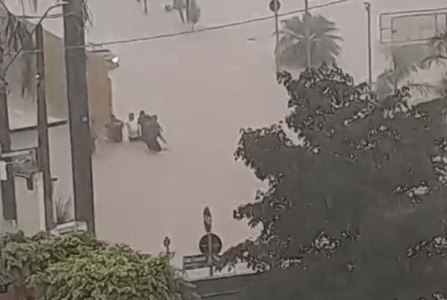 policiais-de-suzano-agem-com-rapidez-e-coragem-no-resgate-de-familia-arrastada-pela-enxurrada policiais-de-suzano-agem-com-rapidez-e-coragem-no-resgate-de-familia-arrastada-pela-enxurrada