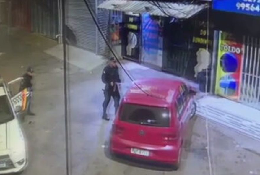 policiais-militares-jogam-spray-de-pimenta-e-explosivos-em-moradores-e-comerciantes-em-santa-maria2C-df3A-videos-e-reacoes