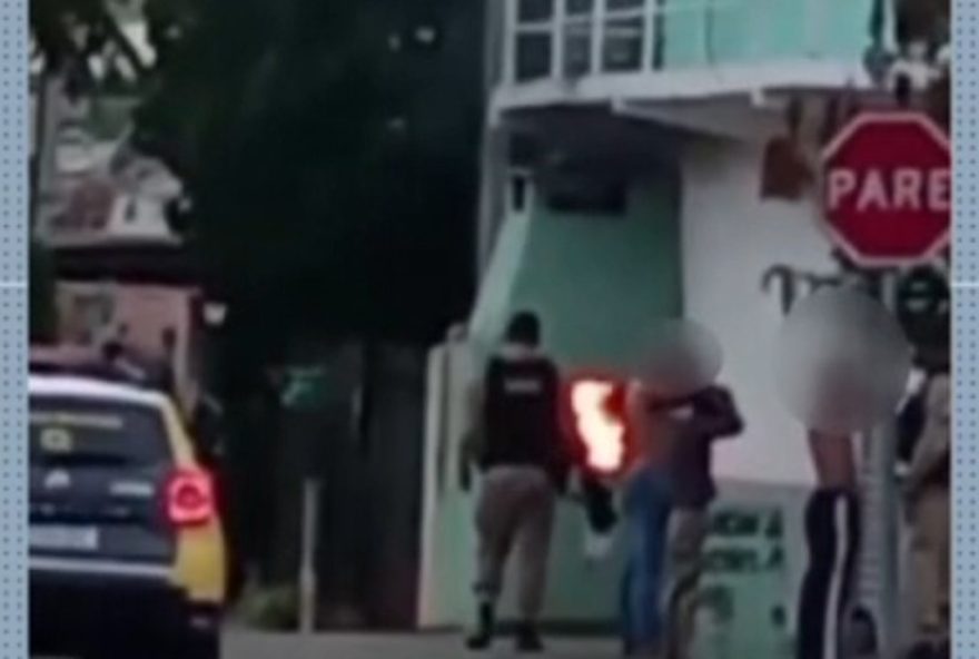 policiais-militares-queimam-roupas-de-homens-durante-abordagem-no-parana3A-video-gera-revolta-na-regiao.-medidas-estao-sendo-tomadas