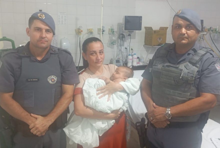 policiais-militares-salvam-bebe-de-4-meses-engasgado-com-leite-em-guararapes2C-sp policiais-militares-salvam-bebe-de-4-meses-engasgado-com-leite-em-guararapes2C-sp