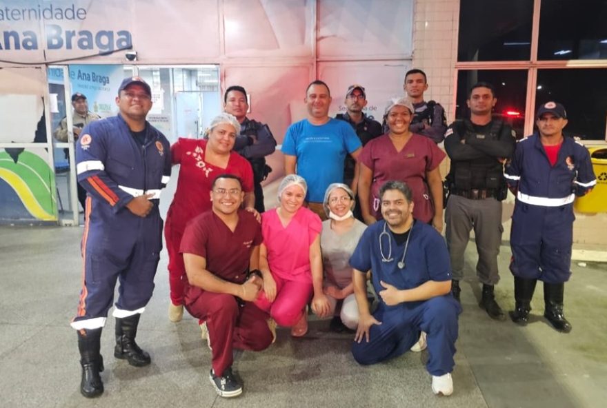 policiais-realizam-parto-de-gemeos-durante-patrulhamento-em-presidente-figueiredo2C-amazonas policiais-realizam-parto-de-gemeos-durante-patrulhamento-em-presidente-figueiredo2C-amazonas