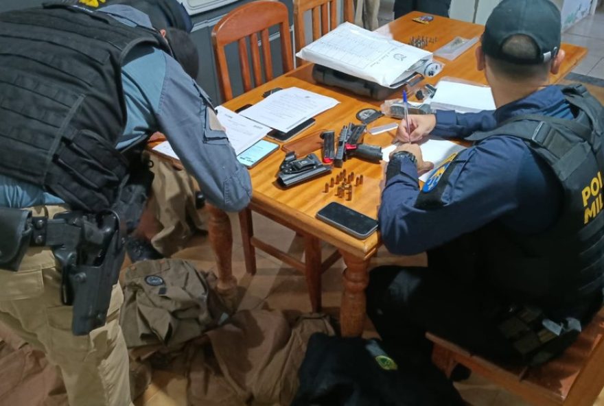 policiais-sao-presos-em-operacao-do-gaeco-por-fornecer-armas-a-criminosos-e-forjar-flagrantes policiais-sao-presos-em-operacao-do-gaeco-por-fornecer-armas-a-criminosos-e-forjar-flagrantes