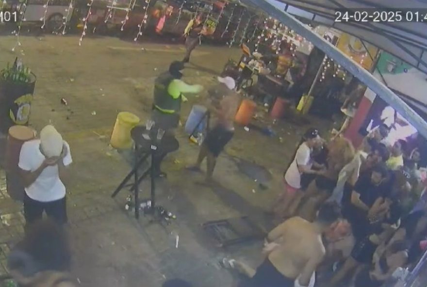 policiais-usam-spray-de-pimenta-para-dispersar-multidao-em-pre-carnaval-em-fortaleza