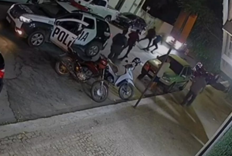 policial-agride-cantor-de-forro-com-socos-e-chutes-em-caninde3A-video-viraliza policial-agride-cantor-de-forro-com-socos-e-chutes-em-caninde3A-video-viraliza