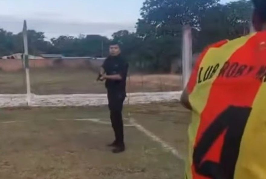 policial-argentino-saca-arma-durante-confronto-em-jogo-de-futebol3B-veja-o-desfecho