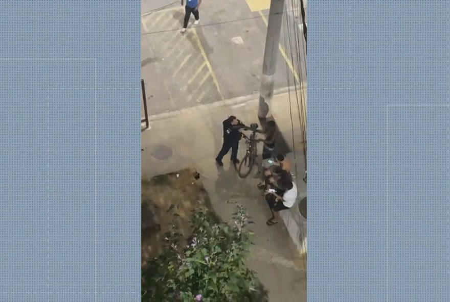 policial-atira-com-bala-de-borracha-em-morador2C-e-afastado-e-video-choca-no-catumbi policial-atira-com-bala-de-borracha-em-morador2C-e-afastado-e-video-choca-no-catumbi