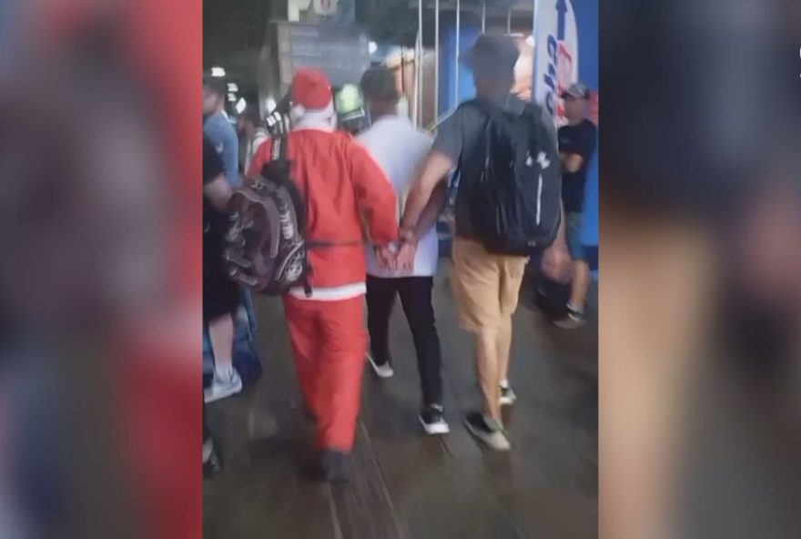 policial-civil-disfarcado-de-papai-noel-captura-foragido-em-porto-alegre3A-operacao-bem-sucedida-na-rodoviaria policial-civil-disfarcado-de-papai-noel-captura-foragido-em-porto-alegre3A-operacao-bem-sucedida-na-rodoviaria
