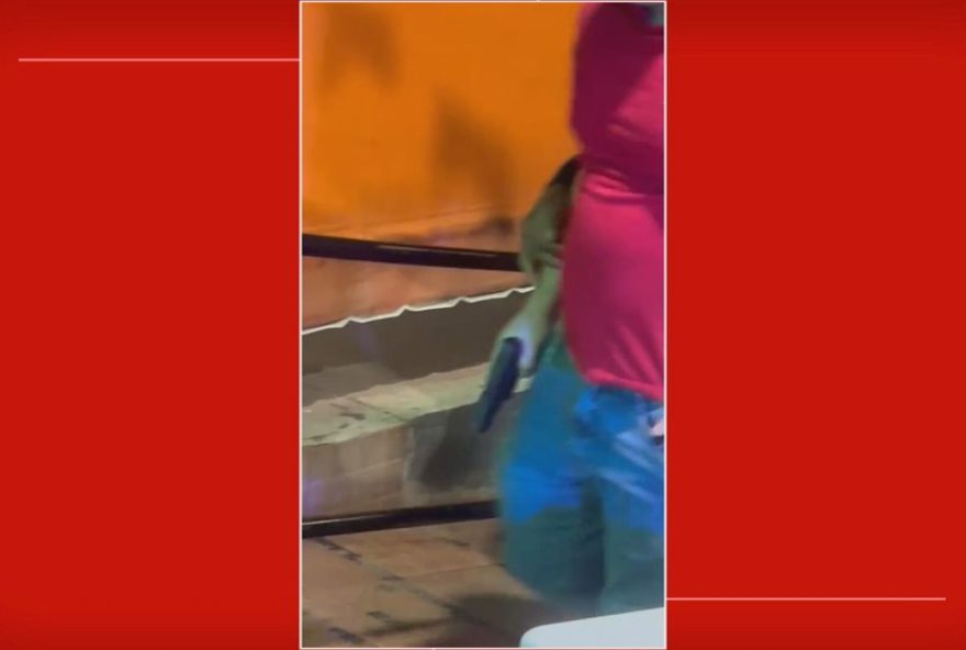 policial-civil-saca-arma-em-confusao-no-bar-de-sobradinho3A-video