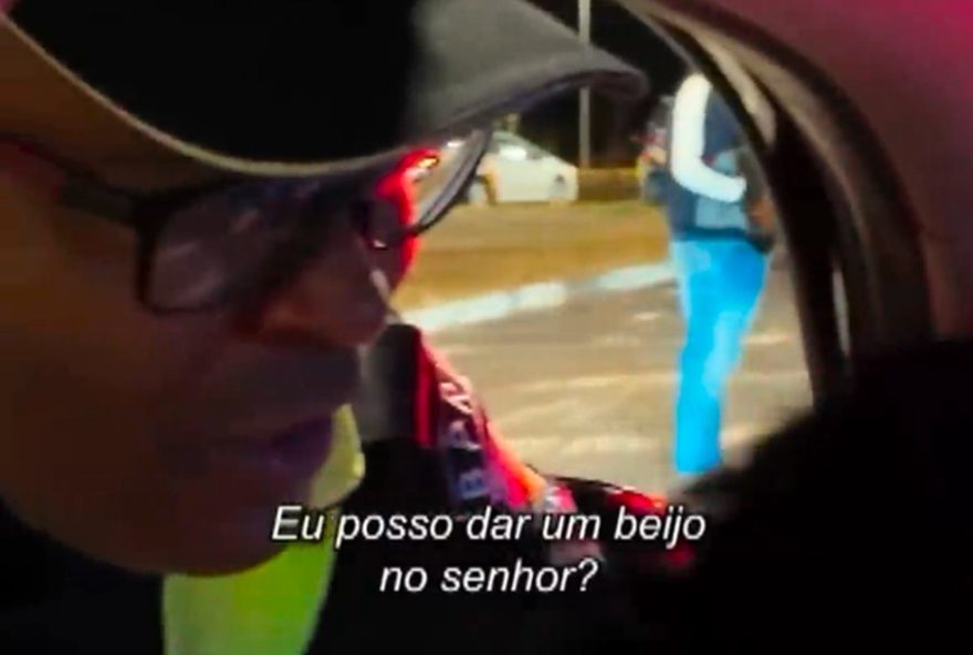 policial-da-beijo-em-caetano-veloso-em-blitz3A-o-22efeito-caetano22-viraliza-nas-redes-sociais