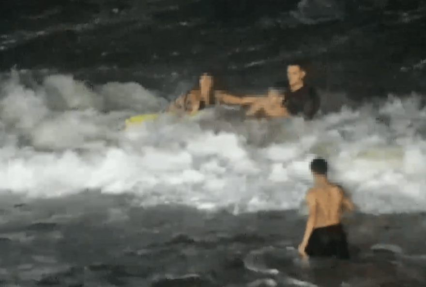 policial-de-folga-salva-jovens-em-afogamento-na-praia-de-iracema3A-acao-heroica-registrada-por-cameras-de-seguranca policial-de-folga-salva-jovens-em-afogamento-na-praia-de-iracema3A-acao-heroica-registrada-por-cameras-de-seguranca