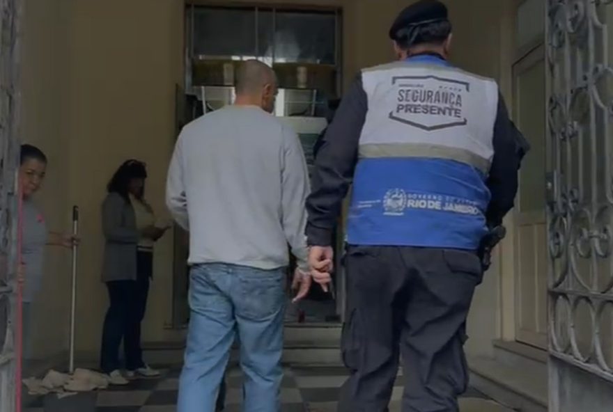 policial-e-preso-em-niteroi-por-tentativa-de-homicidio-contra-o-proprio-irmao policial-e-preso-em-niteroi-por-tentativa-de-homicidio-contra-o-proprio-irmao