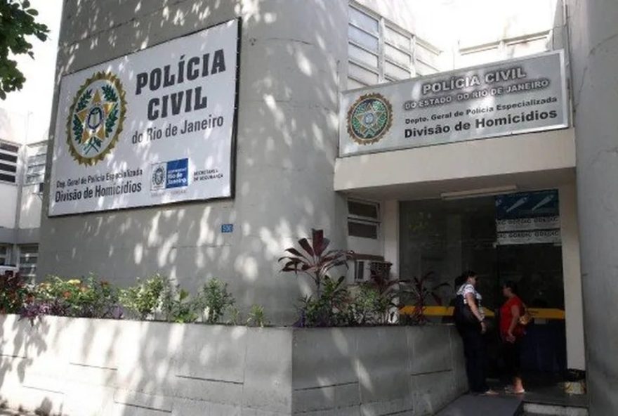 policial-e-preso-por-feminicidio-no-rio-de-janeiro-sargento-mata-esposa-no-recreio-dos-bandeirantes-em-crime-chocante policial-e-preso-por-feminicidio-no-rio-de-janeiro-sargento-mata-esposa-no-recreio-dos-bandeirantes-em-crime-chocante