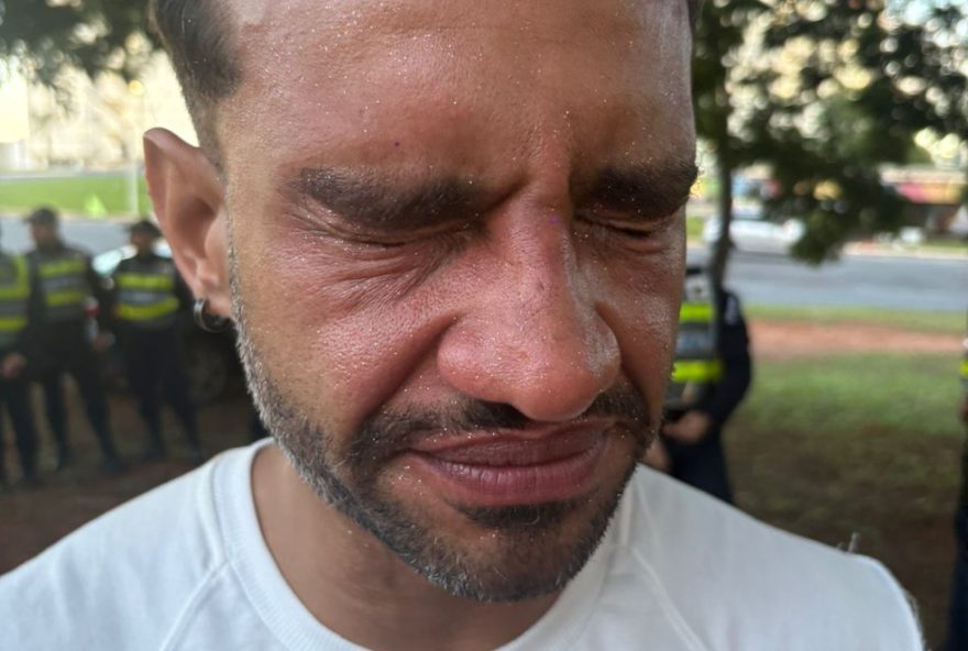 policial-joga-spray-de-pimenta-em-deputado-em-bloco-de-carnaval-do-df policial-joga-spray-de-pimenta-em-deputado-em-bloco-de-carnaval-do-df