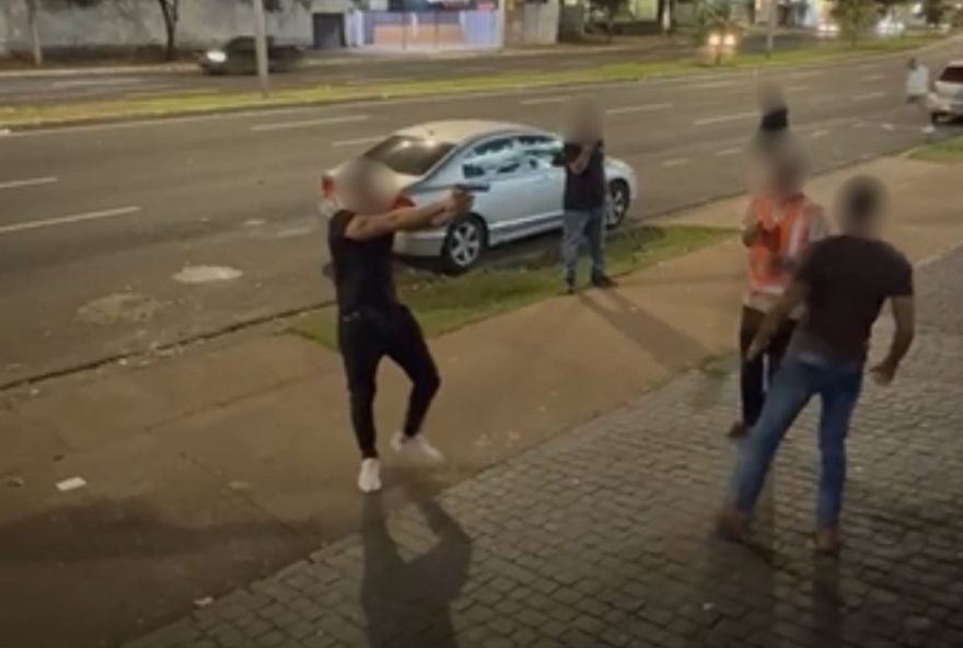policial-militar-de-folga-saca-arma-e-agride-homem-em-briga3A-video-choca-em-boate-de-mg