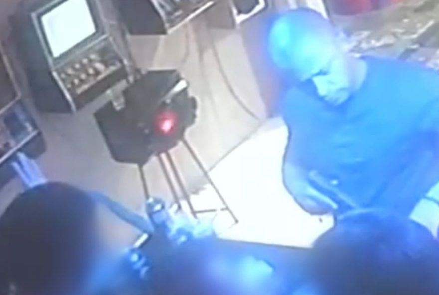 policial-militar-e-preso-apos-assaltar-estabelecimento-na-vila-mimosa-no-rio-de-janeiro policial-militar-e-preso-apos-assaltar-estabelecimento-na-vila-mimosa-no-rio-de-janeiro