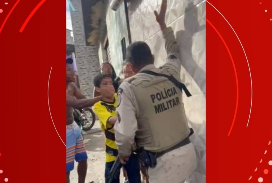 policial-militar-ignora-pedido-de-crianca-e-agride-mulher-em-festa-infantil-em-salvador3A-agente-afastado-durante-investigacao