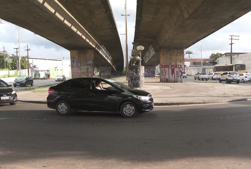 policial-rodoviario-cai-do-viaduto-da-caxanga-ao-tentar-prender-foragido policial-rodoviario-cai-do-viaduto-da-caxanga-ao-tentar-prender-foragido