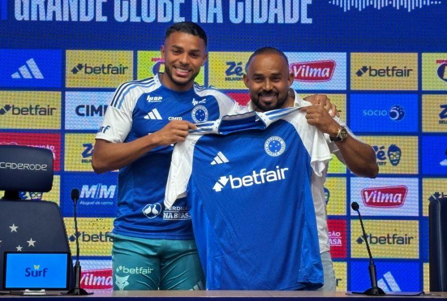 poliglota-wanderson-e-apresentado-no-cruzeiro-ao-lado-do-pai-ex-jogador3A-22era-atracao22