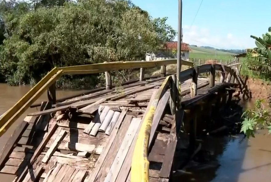 ponte-entre-pouso-alegre-e-silvianopolis-cai-e-prejudica-moradores-rurais3A-reforma-apos-chuvas