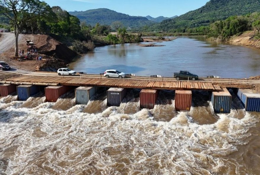 ponte-provisoria-em-feliz2C-rs2C-e-levada-por-enchente3A-desafio-de-mobilidade-na-regiao