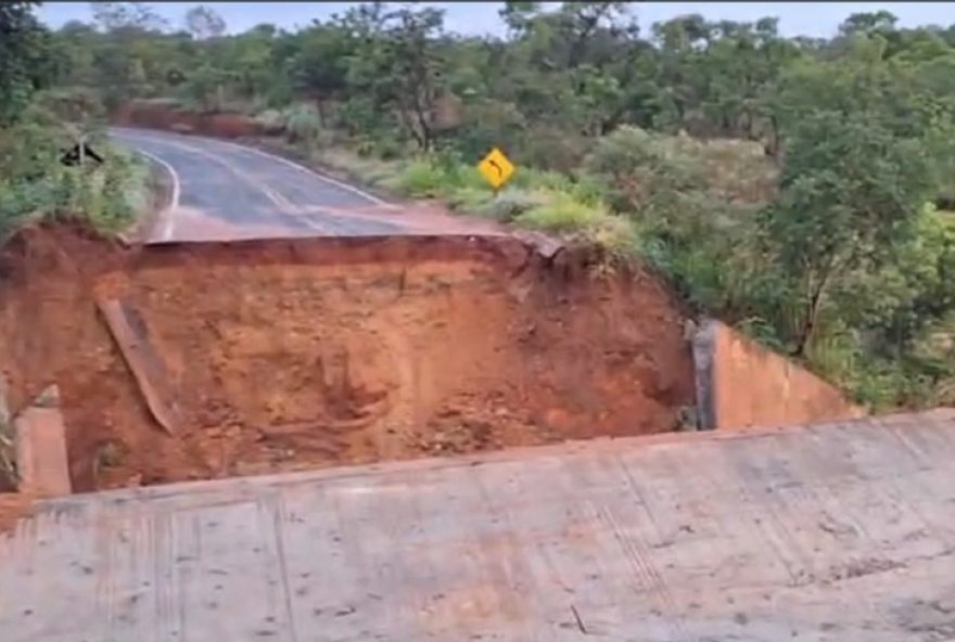 pontes-entre-grao-mogol-e-botumirim-desaba-devido-a-chuva3B-sem-vitimas3B-video.-medidas-tomadas-para-desvio-e-atencao-especial-pelo-der