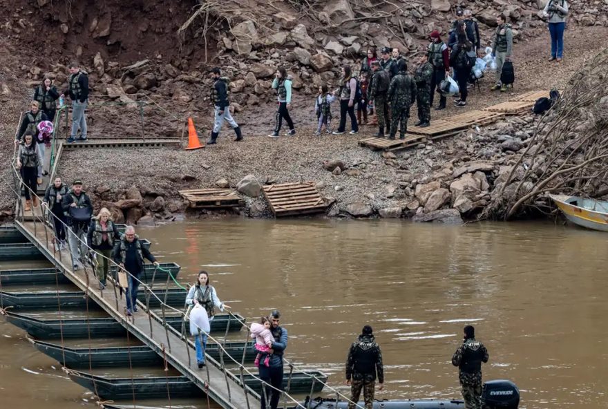 A ponte que atravessava o rio Taquari levando as pessoas de Lajeado até Arroio de Meio desabou com a cheia do rio, deviado às últimas fortes chuvas