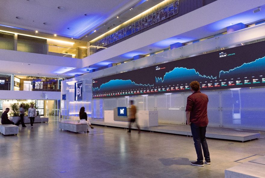 por-que-a-bolsa-subiu-mesmo-com-freio-no-pib-tirando-brasil-do-grupo-das-10-maiores-economias3F